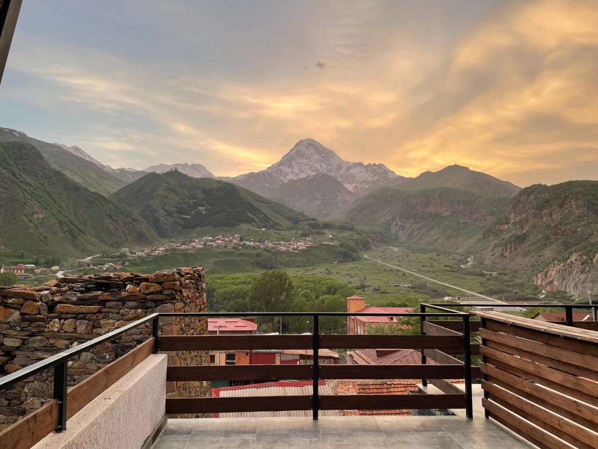 Capra Hotel Kazbegi エクステリア 写真