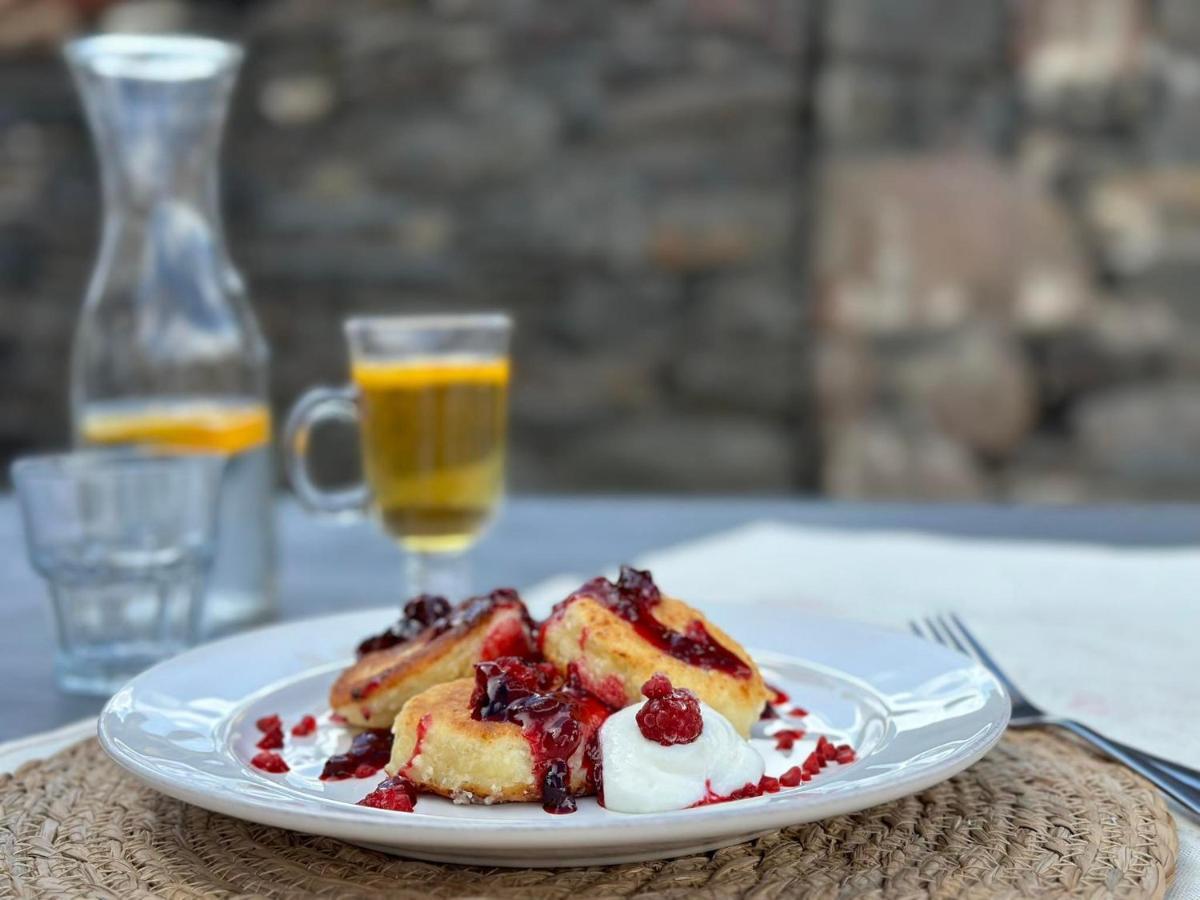 Capra Hotel Kazbegi エクステリア 写真