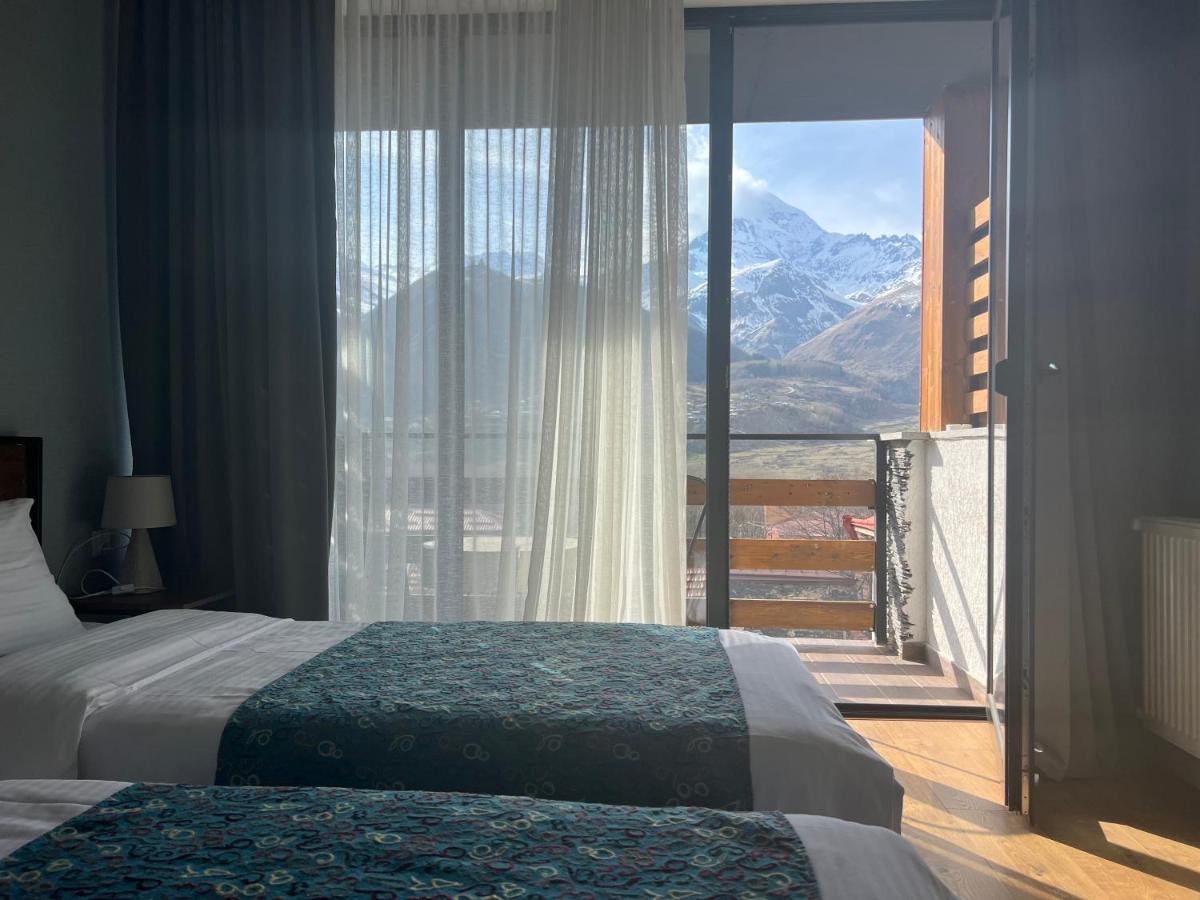 Capra Hotel Kazbegi エクステリア 写真